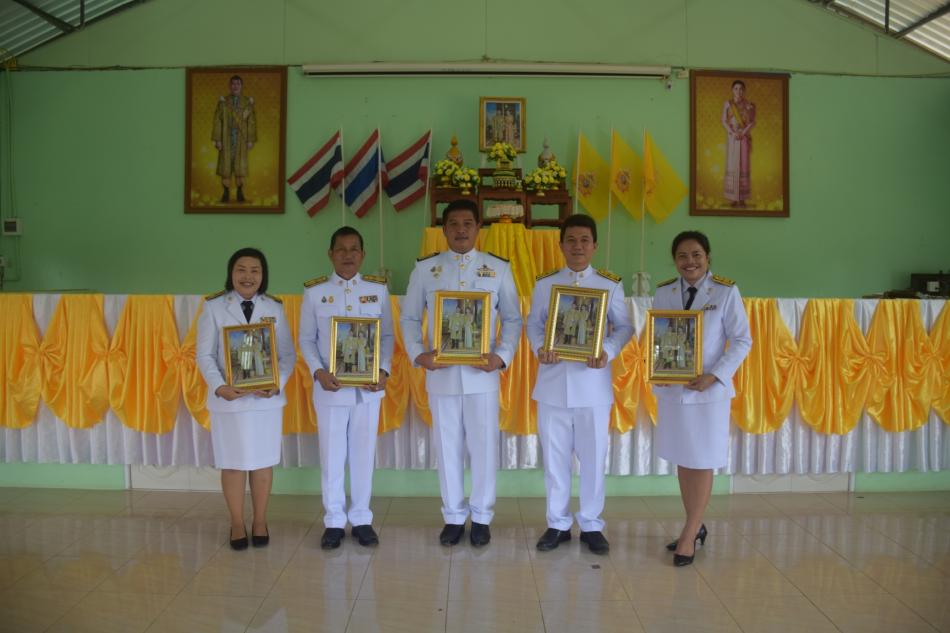 พิธีรับพระราชทานพระบรมฉายาลักษณ์พระบาทสมเด็จพระเจ้าอยู่หัวและสมเด็จพระนางเจ้าฯ พระบรมราชินี 